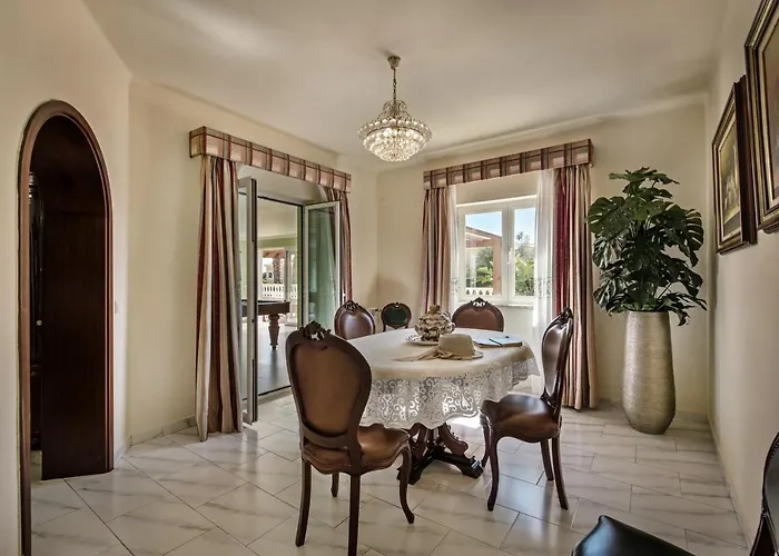 Villa 5Br Villa With Private Pool And Snooker Room *